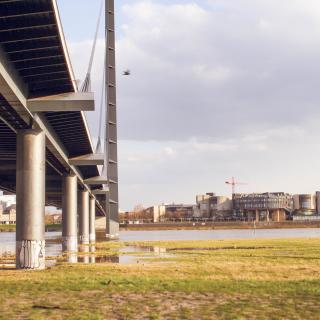 Rheinkniebrücke in Düsseldorf mit Rhein und Hafen