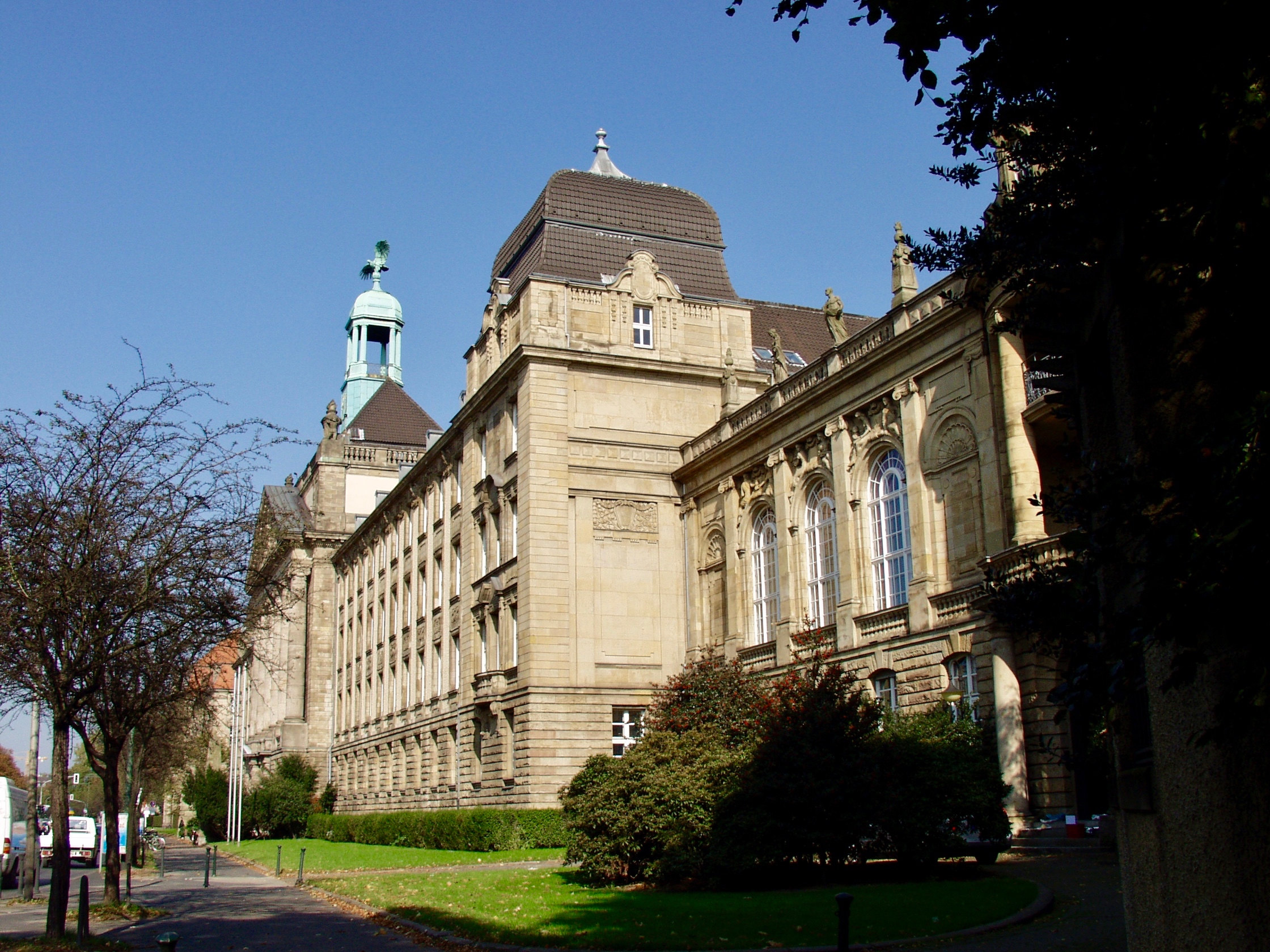 Fassade des Hauptgebäudes der Bezirksregierung Düsseldorf