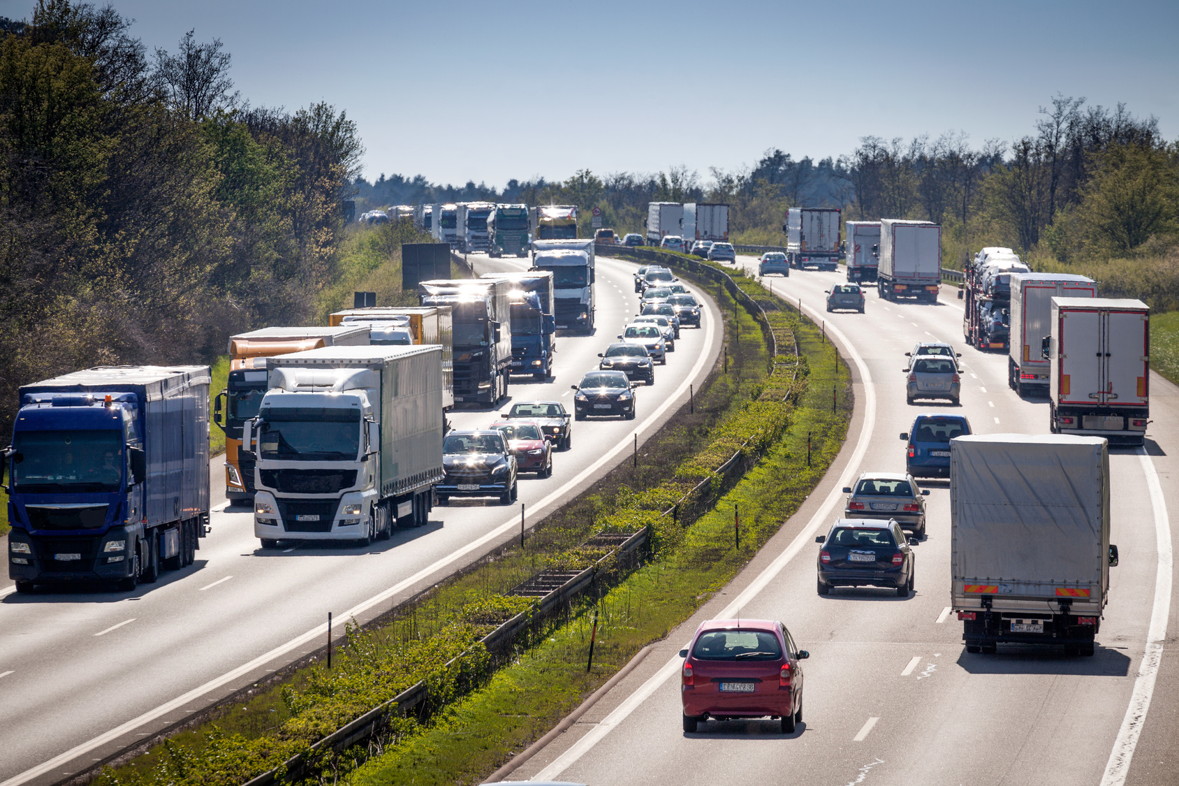 Stark befahrene Autobahn (Symbolbild)