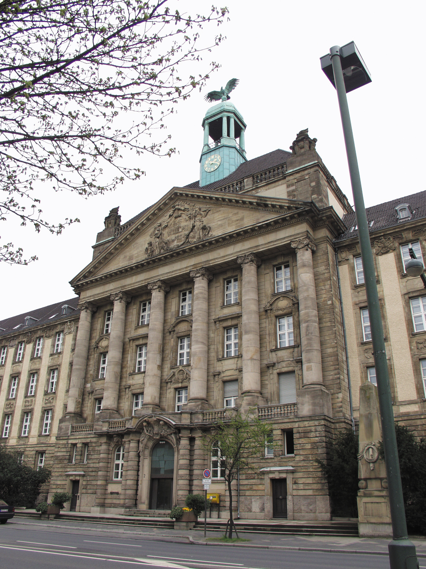 Haupteingang des Hauptgebäudes der Bezirksregierung Düsseldorf