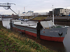 Schiffsanlage am Rhein