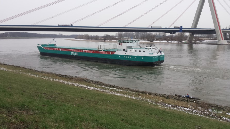 Kümo auf dem Rhein bei Düsseldorf
