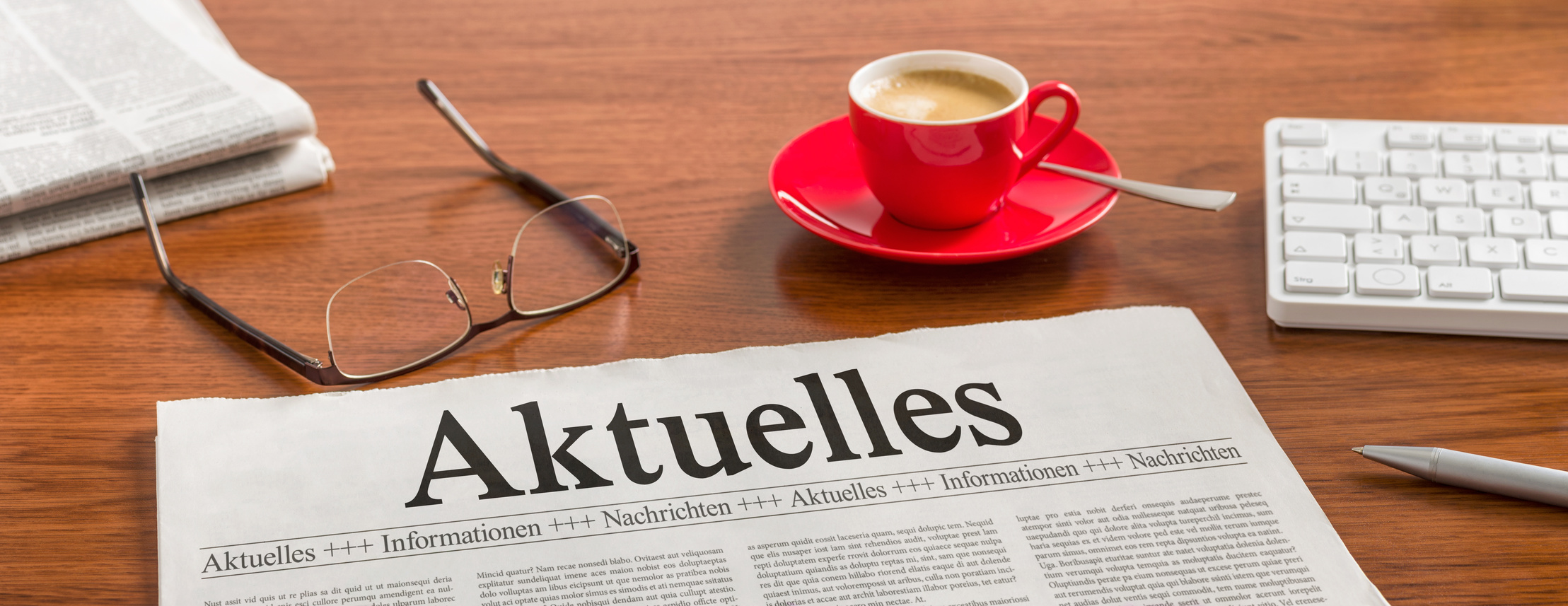 Zeitung auf Schreibtisch - Aktuelles (Symbolbild)