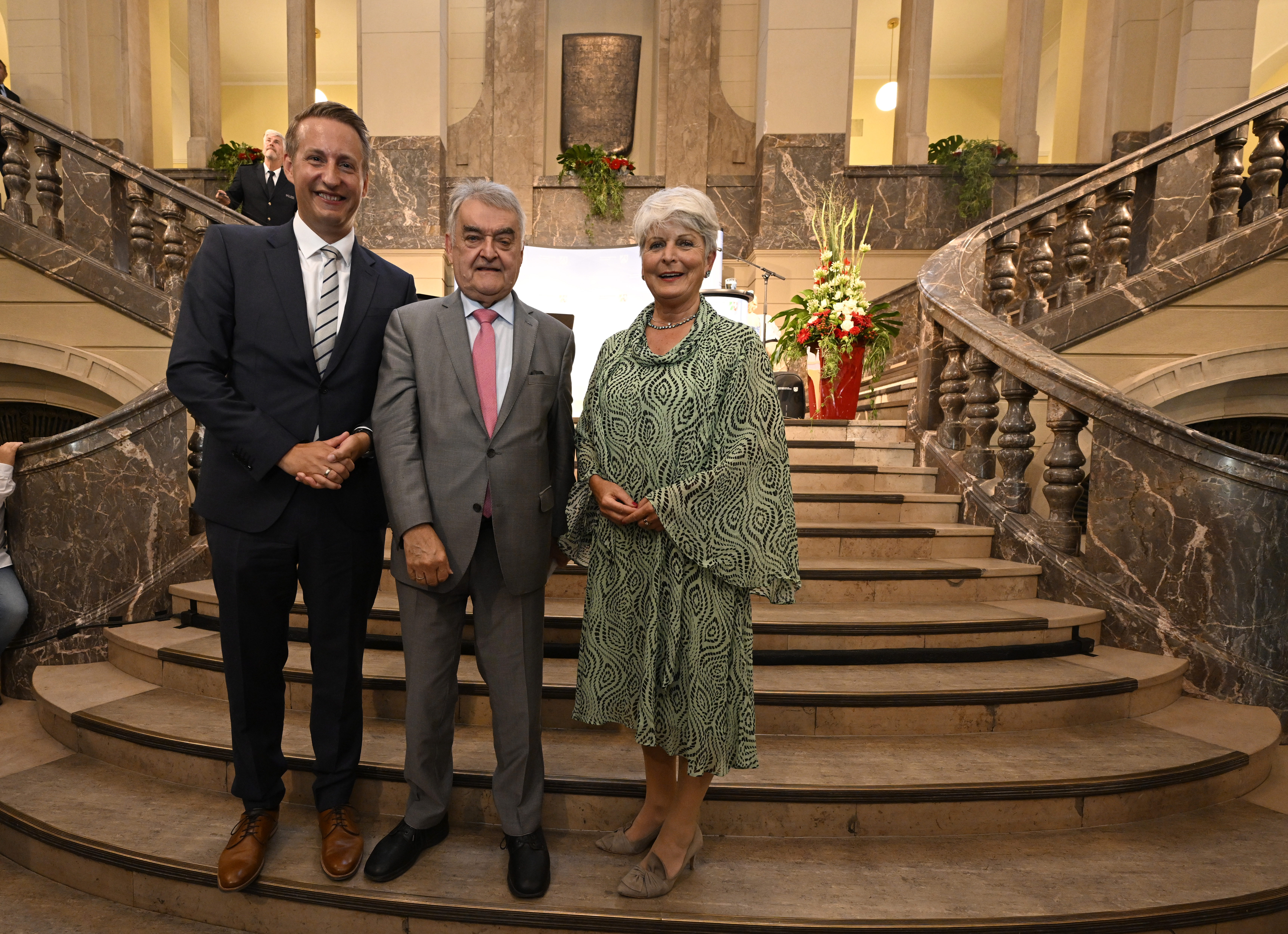 Innenminister Herbert Reul (Mitte) hat die Düsseldorfer Regierungspräsidentin Birgitta Radermacher im festlichen Rahmen in den Ruhestand verabschiedet und ihren Nachfolger, Thomas Schürmann, in sein Amt eingeführt.