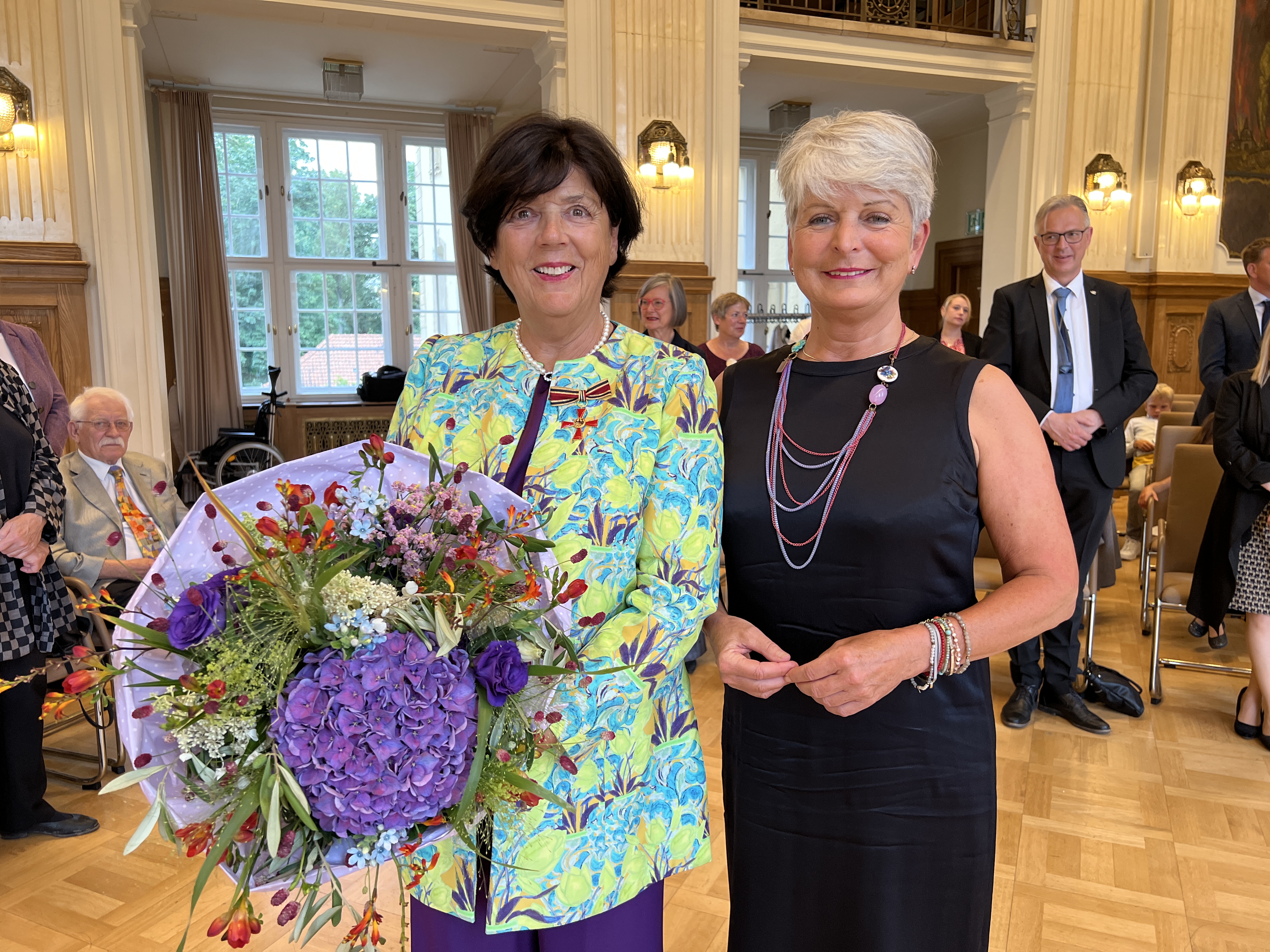 Frau Jutta Zülow und Regierungspräsidentin Birgitta Radermacher
