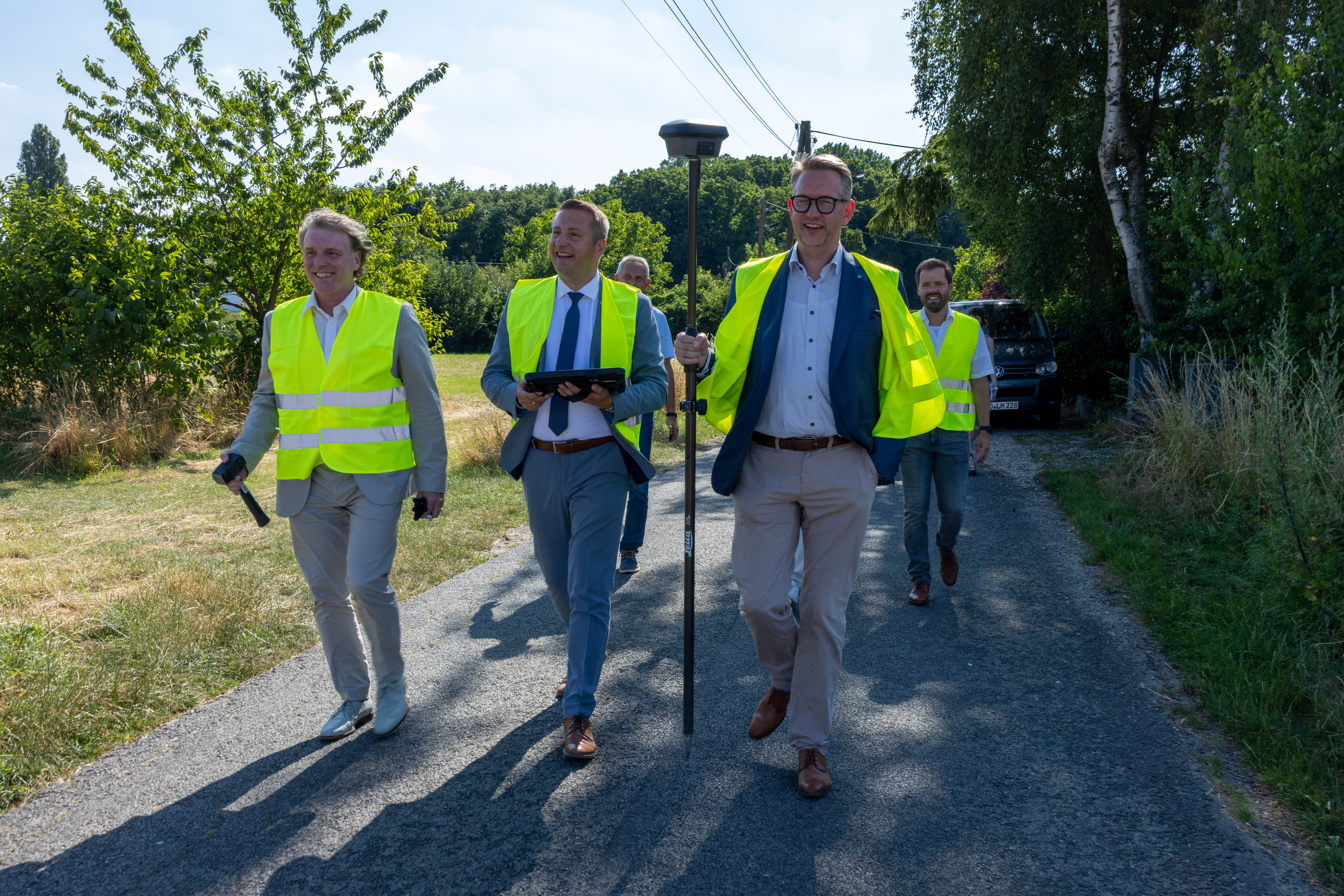 Bürgermeister Christoph Fleischhauer, Regierungspräsident Thomas Schürmann und Landrat Ingo Brohl (v.l.) suchen den Mittelpunkt des Regierungsbezirks.