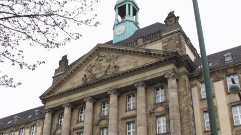 Haupteingang des Hauptgebäudes der Bezirksregierung Düsseldorf