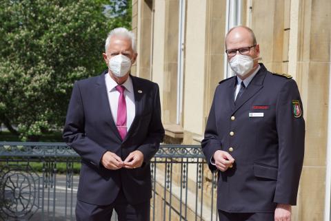 Thomas Hendele, Landrat des Kreises Mettmann (l.), mit dem neuen Bezirksbrandmeister Mirko Braunheim.