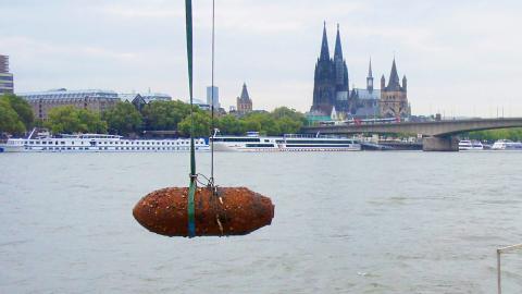 Bergung einer Bombe aus dem Rhein bei Köln