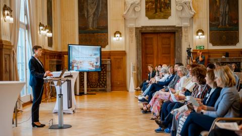 Petra Büning, Leiterin der Fachstelle für Öffentliche Bibliotheken NRW, begrüßt Vertreterinnen und Vertreter von Kommunen und Bibliotheken bei der Konferenz im Rahmen der #DigitiativeNRW