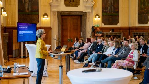 Zum Auftakt der Konferenz im Rahmen der #DigitiativeNRW skizzierte Professorin Cornelia Vonhof von der Hochschule der Medien Stuttgart die gesellschaftlichen Herausforderungen der Digitalisierung.