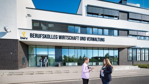 „Studienintegrierende Ausbildung in Nordrhein-Westfalen“ (SiA-NRW) am Berufskolleg Wirtschaft und Verwaltung der Stadt Remscheid