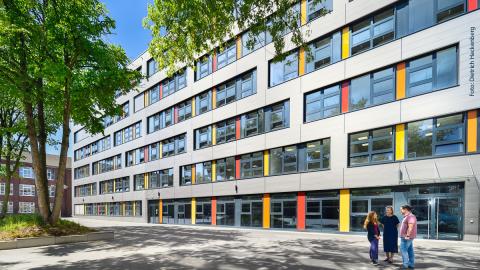 Schulgebäde Hofseite des Heinz-Nixdorf-Berufskolleg (HNBK) in Essen. „Studienintegrierende Ausbildung in Nordrhein-Westfalen“ (SiA-NRW) / /