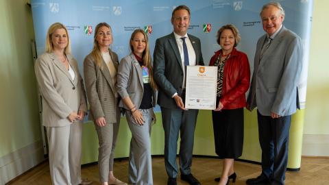 Übergabe der Charta zur Vereinbarkeit von Beruf & Pflege.