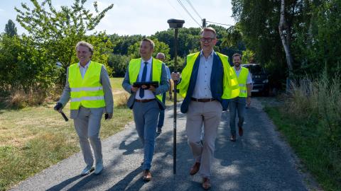 Bürgermeister Christoph Fleischhauer, Regierungspräsident Thomas Schürmann und Landrat Ingo Brohl (v.l.) suchen den Mittelpunkt des Regierungsbezirks.