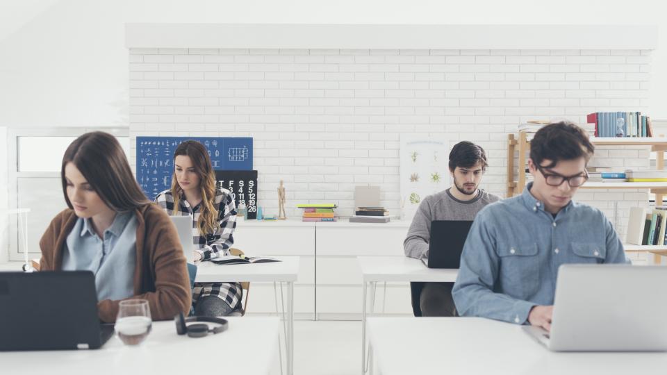 Gruppe Studenten, die im Klassenzimmer studieren.