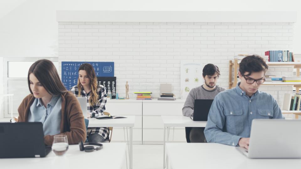 Gruppe Studenten, die im Klassenzimmer studieren.