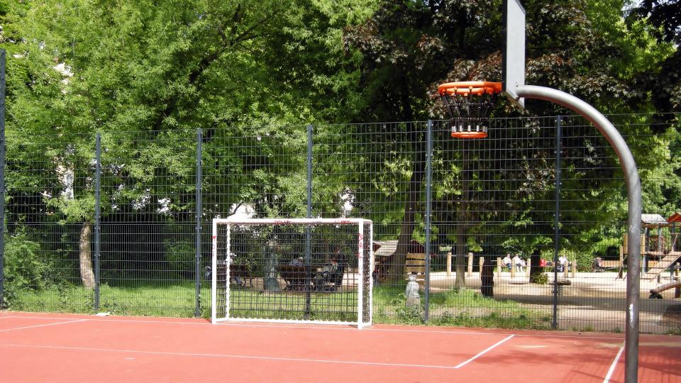 Kleinfeld mit Fußballtor und Basketballkorb