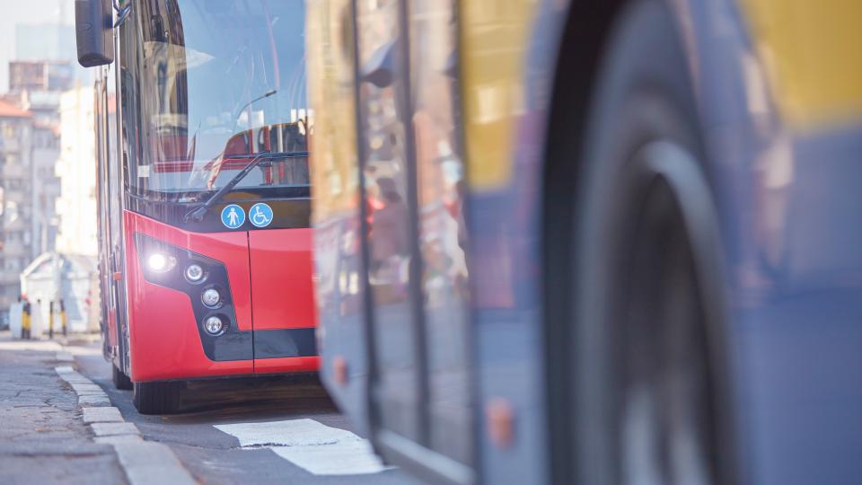 AdobeStock_234844455_bus.jpg Öffentliche Verkehrsmittel / Bus in städtischer Umgebung an einem Bahnhof.