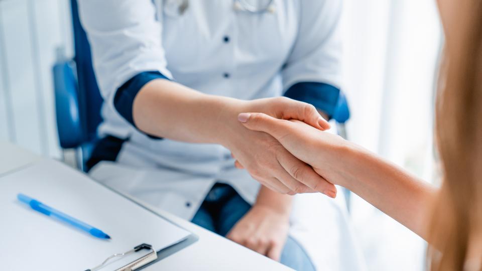 Ärztin gibt Patienten die Hand (Symbolbild)