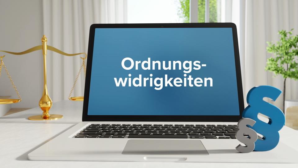 Ordnungswidrigkeiten – Recht, Gesetz, Internet. Laptop im Büro mit Begriff auf dem Monitor. Paragraf und Waage.