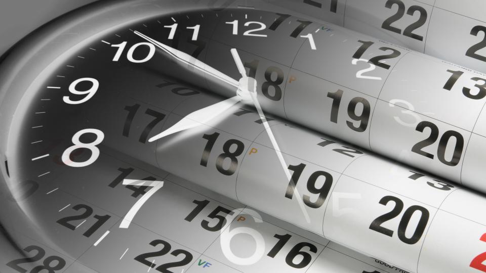 Kalenderseiten und Uhr (Symbolbild)