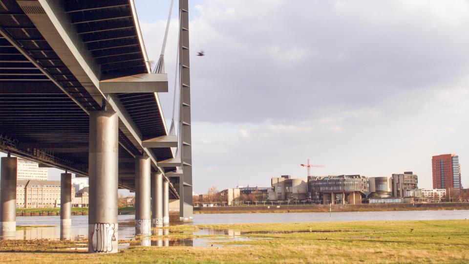 AdobeStock_92311901.jpg Rheinkniebrücke in Düsseldorf mit Rhein und Hafen