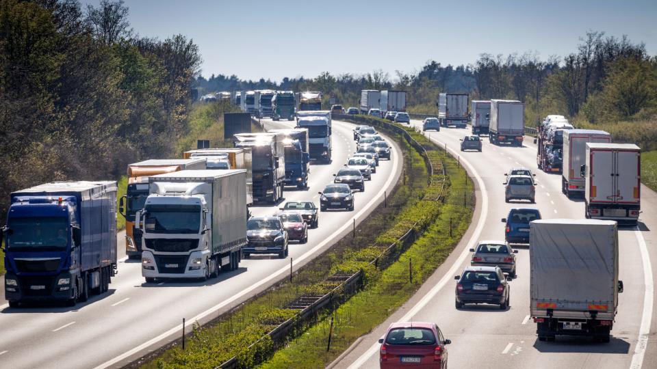 Stark befahrene Autobahn (Symbolbild)