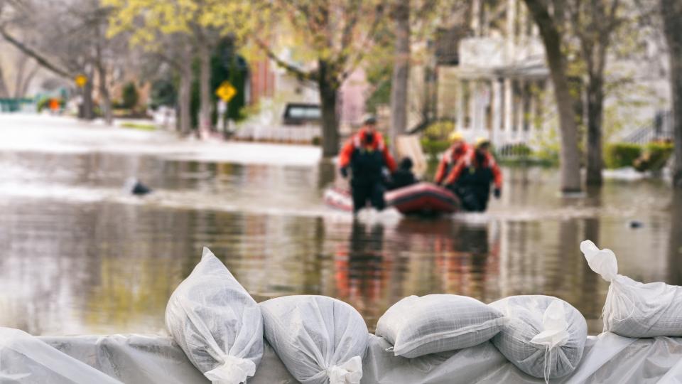 Sandsäcke zum Schutz vor Hochwasser (Symbolbild)