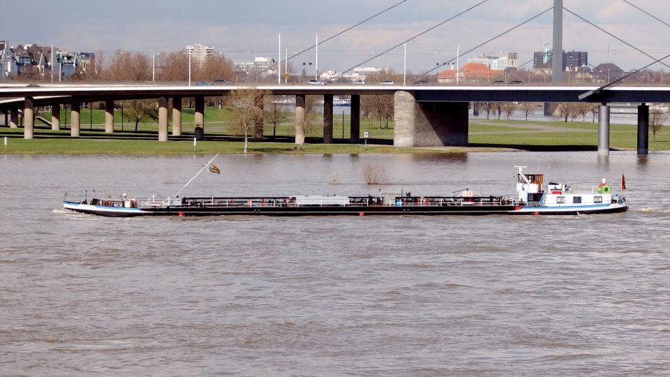 Schiff auf dem Rhein