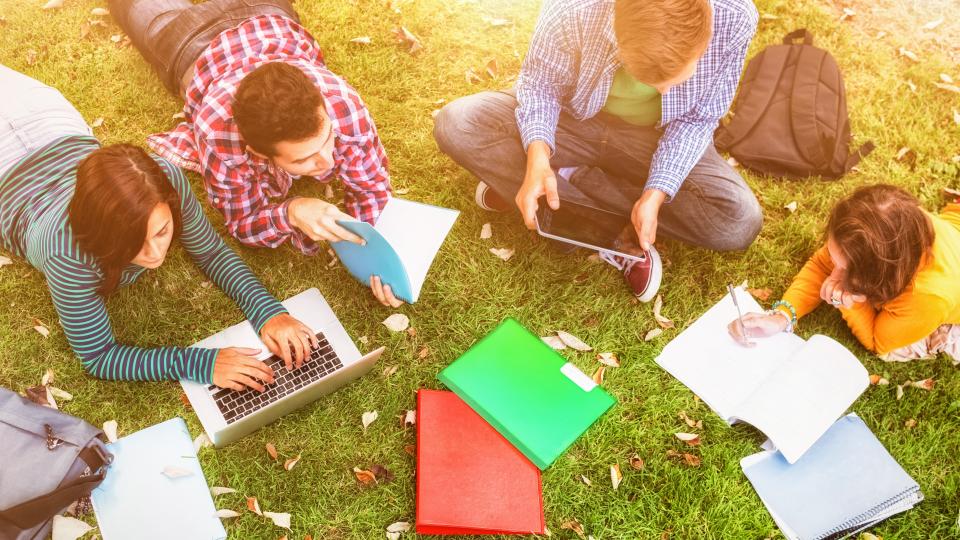 College Studenten mit Laptop (Symbolbild)