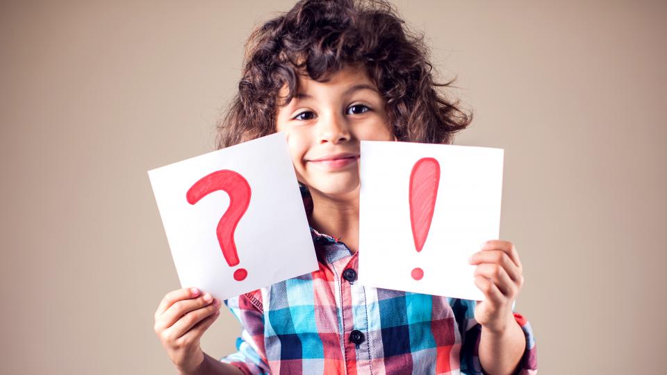 Denkender Junge Frage und Ausrufezeichen