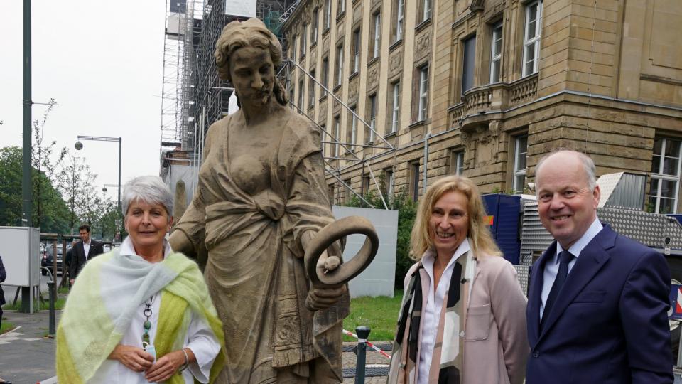 Regierungspräsidentin Birgitta Radermacher, Elke Kolfen (BLB NRW) und Professor Klaus Schönenbroicher (Innenministerium NRW) (v.l.) mit der restaurierten Skulptur „Wahrheit“