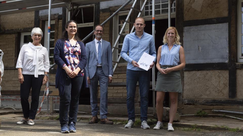 Übergabe des Förderbescheides vor dem Schnitterter Hof (von links): Regierungspräsidentin Birgitta Radermacher, Anne-Sofie Benack (Dez. 35), Harald Siebert (Dez. 35), Markus Wolfegg, Marie Güthues