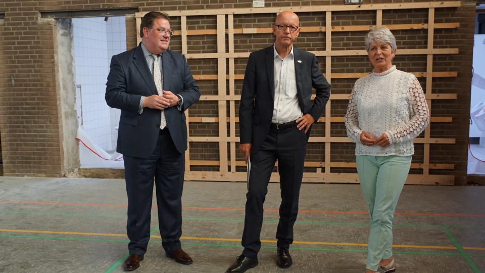 Birgitta Radermacher (re.) mit Bürgermeister Haralad Zillikens (Mitte) und Ansgar Heveling (li.) in der Halle vor Ort 