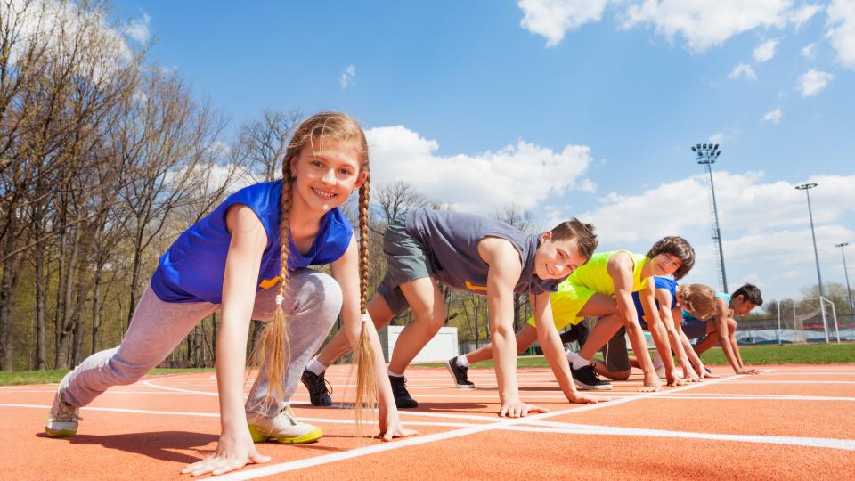 Kinder beim Sprintstart (Symbolbild)