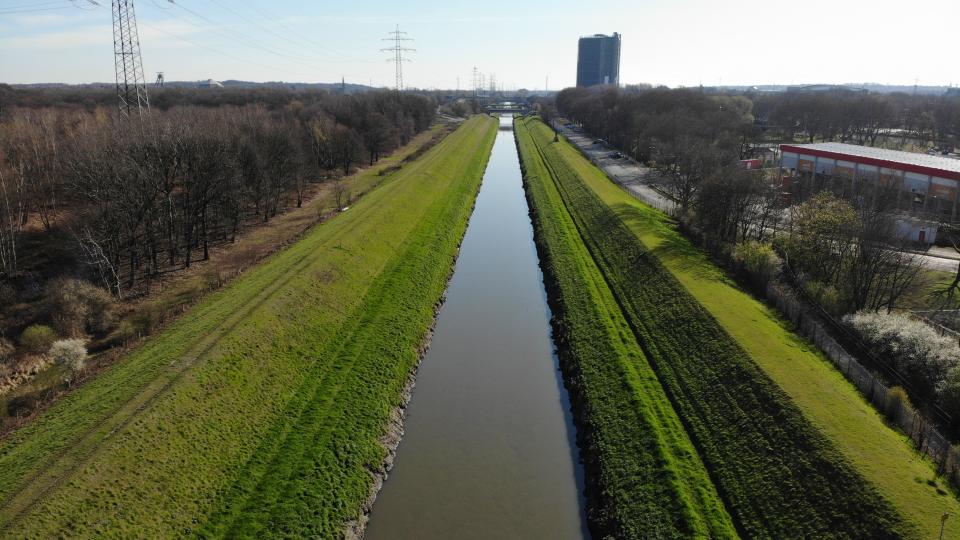 Emscherumbau: Luftaufnahme am begrünten Kanal in Oberhausen