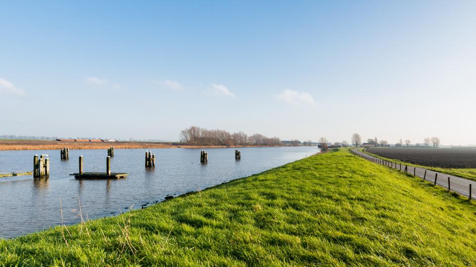 Deich bei Hochwasser (Symbolbild)