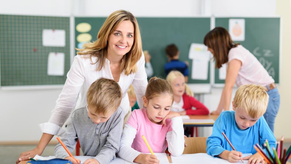 Lehrerin bei der Kinderbetreuung