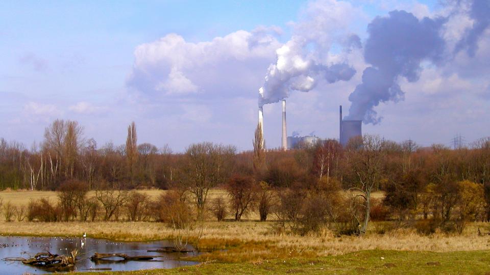 Landschaft mit Fabrik