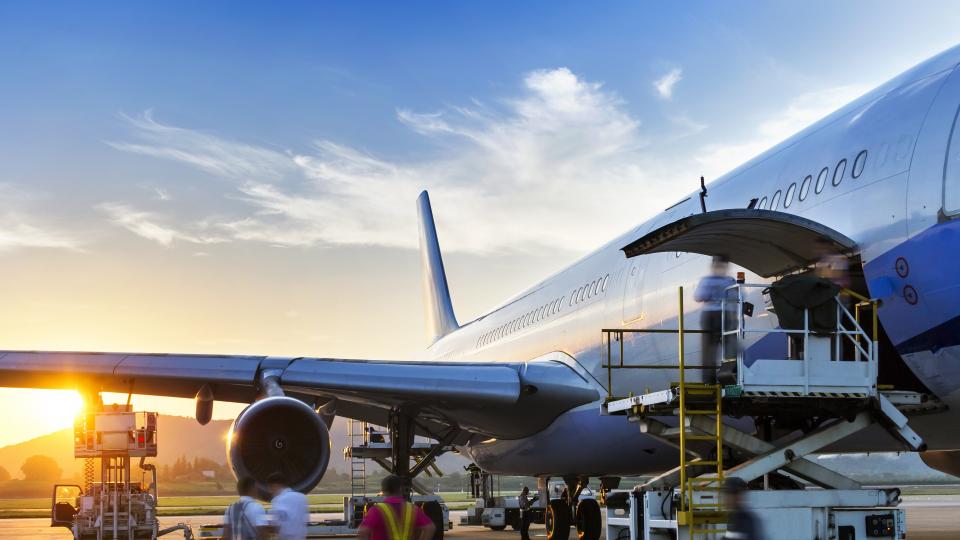 Flugzeug wird betankt (Symbolbild)