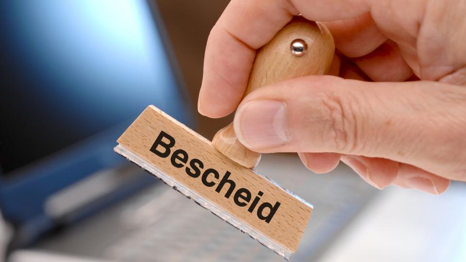 Stempel "Bescheid" (Symbolbild)