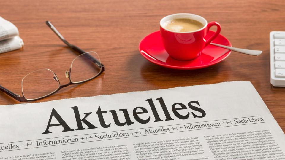 Zeitung auf Schreibtisch - Aktuelles (Symbolbild)