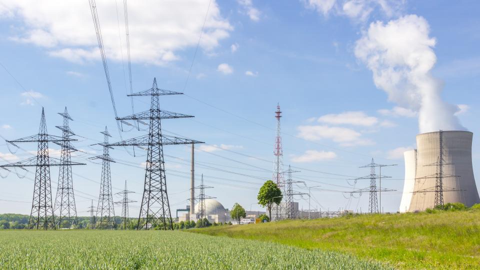 Kraftwerk mit Strommasten (Symbolbild)