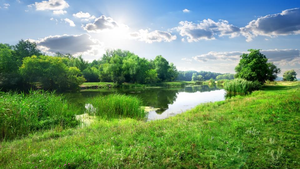 Landschaft mit Gewässer (Symbolbild)