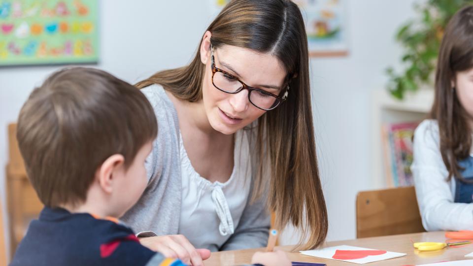 Frau mit Kindern (Symbolbild)