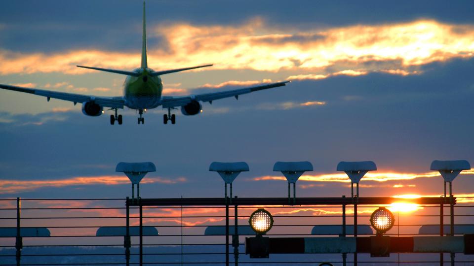 Flugzeug im Landeanflug (Symbolbild)