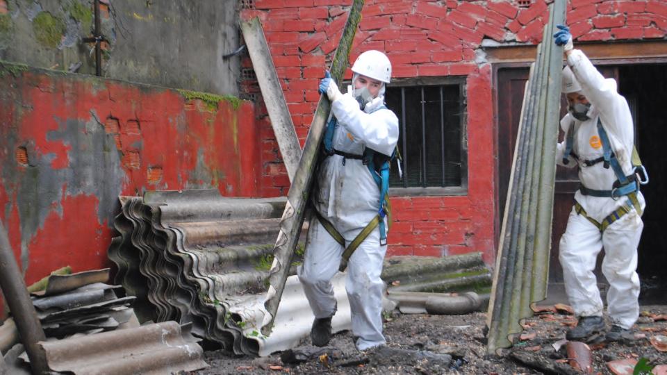 Bauarbeiter entfernen Asbest (Symbolbild)