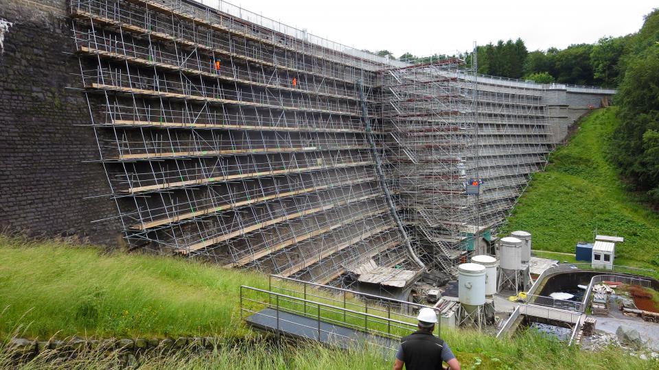 Bauarbeiten an Luftseite der Herbringhauser Talsperre