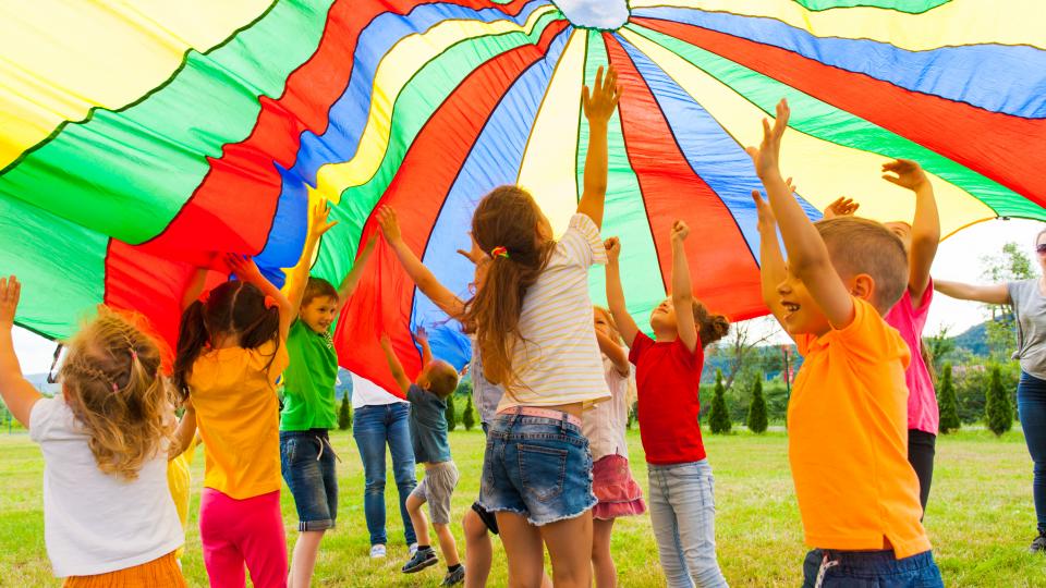 Spielende Kinder (Symbolbild)